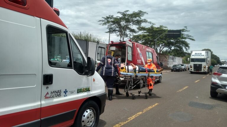 Motociclista fica ferido após colidir contra carro no Centro de Ituiutaba