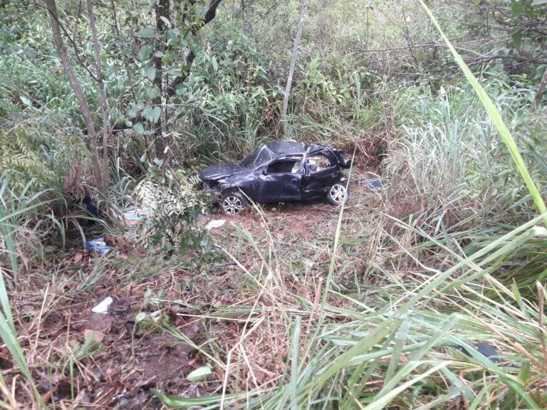 Condutor de carro fica bastante ferido em acidente na BR-153, em Prata (MG)