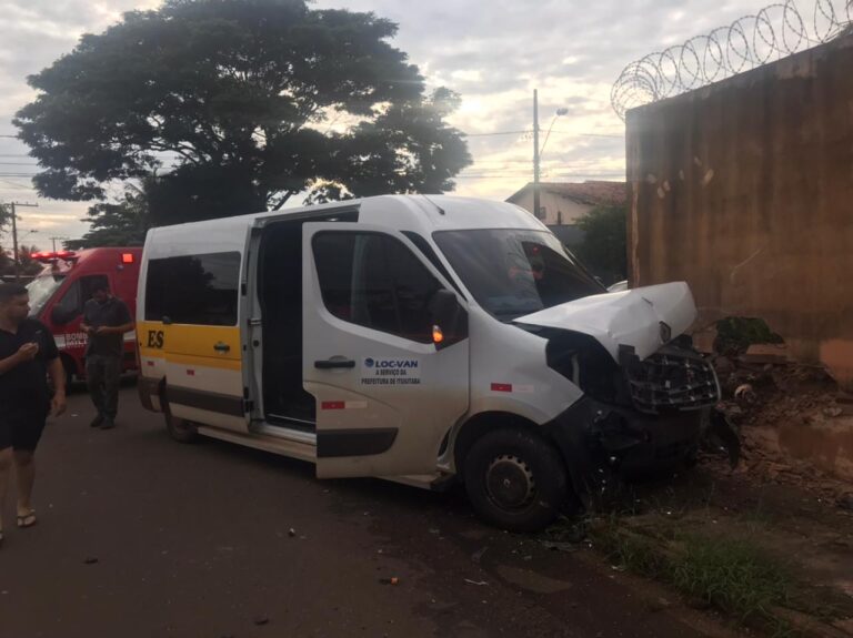 Van escolar e BMW se envolvem em acidente no Bairro Jnuqueira