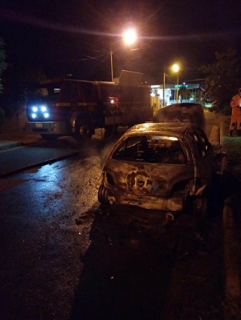 CBMMG combate incêndio em veículo no bairro Santa Maria, em Ituiutaba