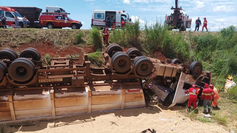 Condutor de carreta morre em acidente de trânsito na BR-153, em Canápolis (MG)