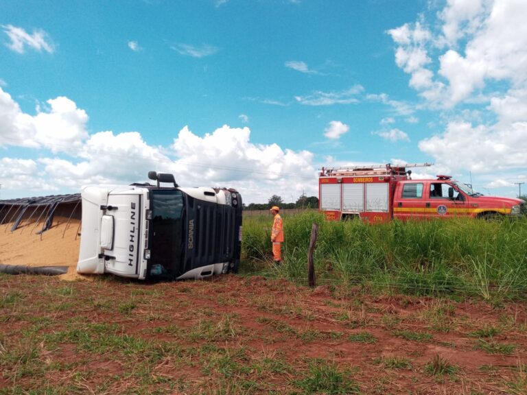 Motorista sofre mal súbto e tomba carreta no Anel Viário, em Ituiutaba