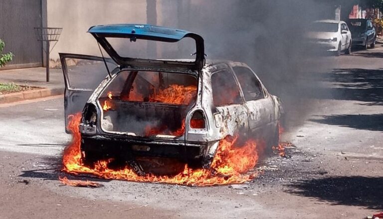 CBMMG combate incêndio veicular no Bairro Jardim do Rosário, em Ituiutaba