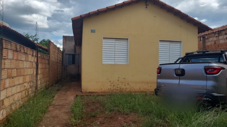 Bandidos invadem casa no centro de Ituiutaba, rendem vítima e roubam caminhonete