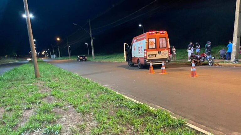 Mulheres ficam gravemente feridas após colidirem contra poste de iluminação pública, em Ituiutaba