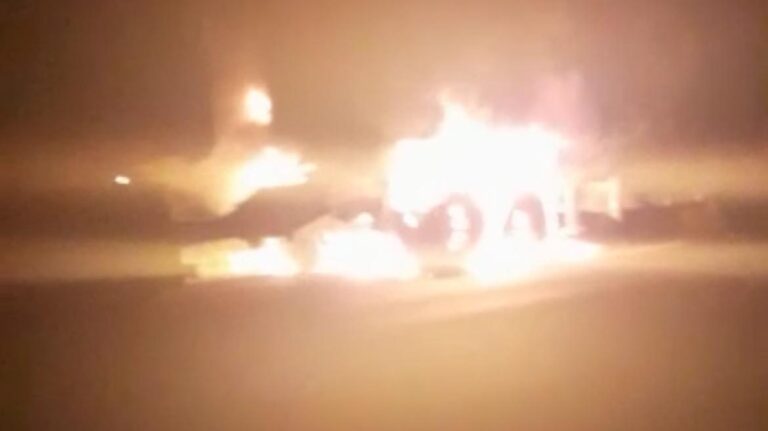 Carreta pega fogo na BR-365, próximo a Venda do Damião, em Ituiutaba