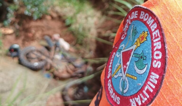Motociclista morre em acidente e corpo precisa ser resgatado pelo CBMMG, em Prata