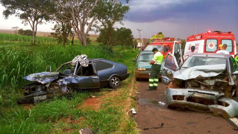 Dois carros batem de frente na BR-365, em Ituiutaba
