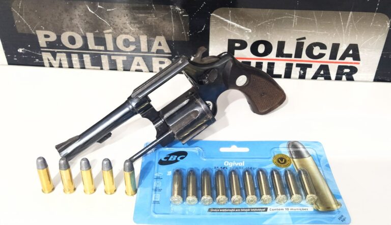 Homem é preso pela PMMG com revólver e munições, em Santa Vitória
