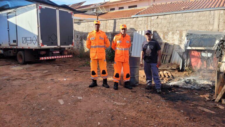 Veterano do CBMMG combate incêndio em empresa no Bairro Platina, em Ituiutaba