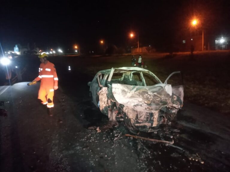 Duas pessoas morrem em Prata na MGC-497 após colisão frontal de veículos