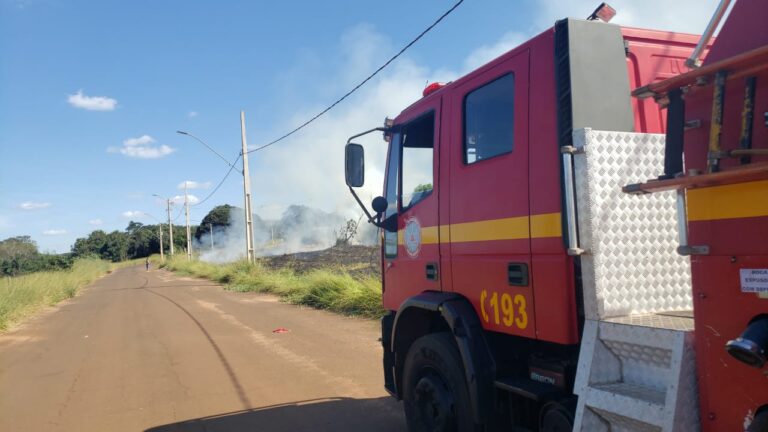 CBMMG combate incêndio em terrenos no Bairro Nova Ituiutaba