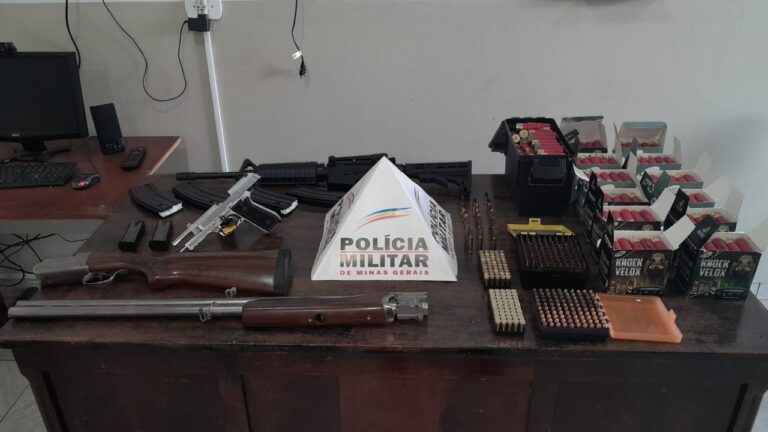 PM apreende armas de fogo em Santa Vitória durante cumprimento de Mandado de busca e apreensão