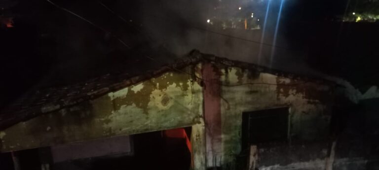 CBMMG combate incêndio em casa no Centro de Ituiutaba