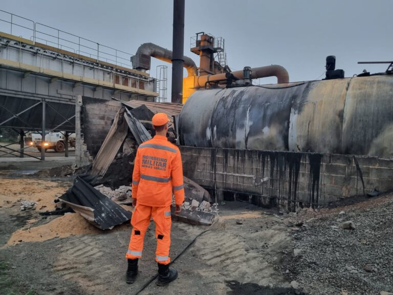 Caldeira de piche pega fogo às margens da BR-153, em Prata (MG)