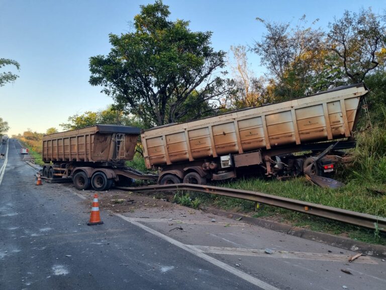 Acidente envolvendo carreta e Van deixa 17 feridos na BR-153, em Prata