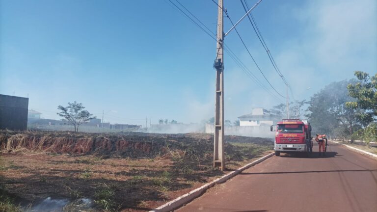 CBMMG combate incêndio em vegetação no Bairro Independência