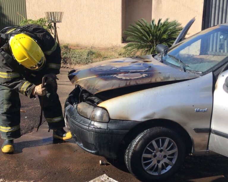 CBMMG combate incêndio em carro no Bairro Portal dos Ipês