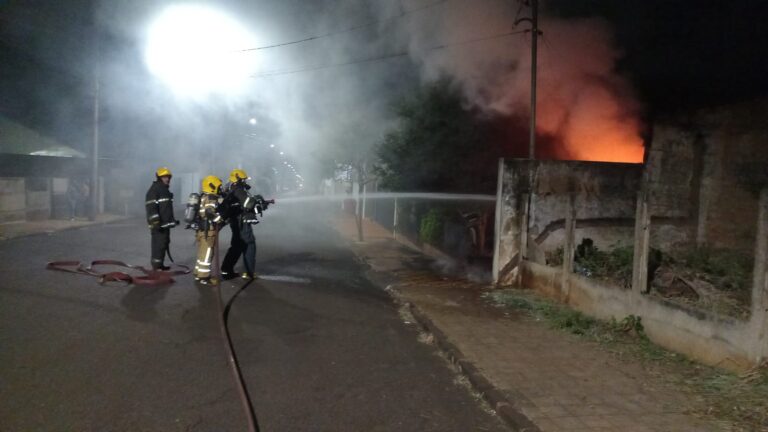 Veículo pega fogo dentro de garagem no Centro de Ituiutaba
