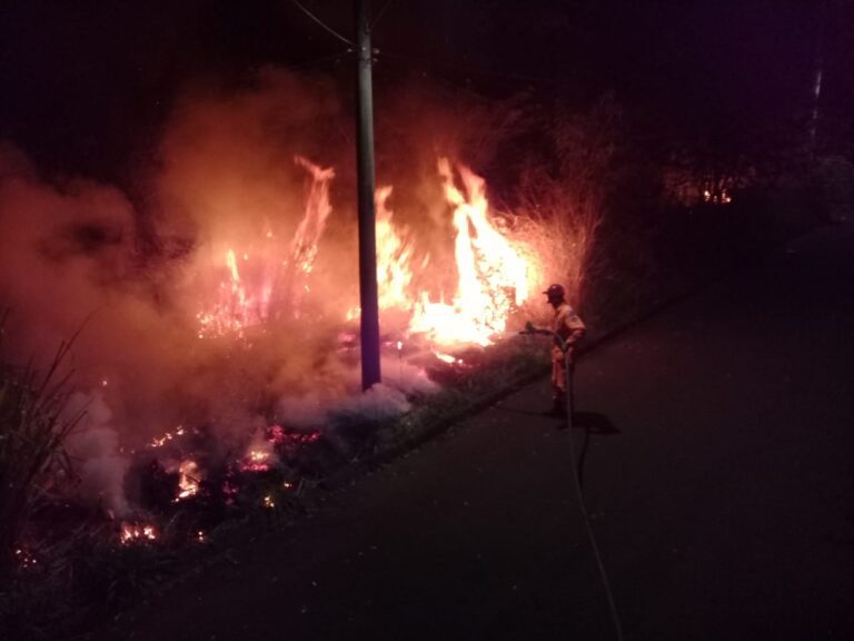 Bombeiros agem em incêndio de grandes proporções no bairro São José