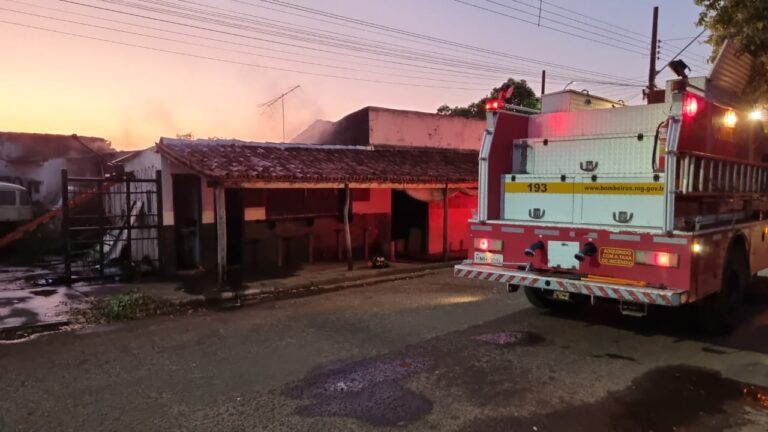 Incêndio em Bar no Bairro Brasil é combatido pelo CBMMG