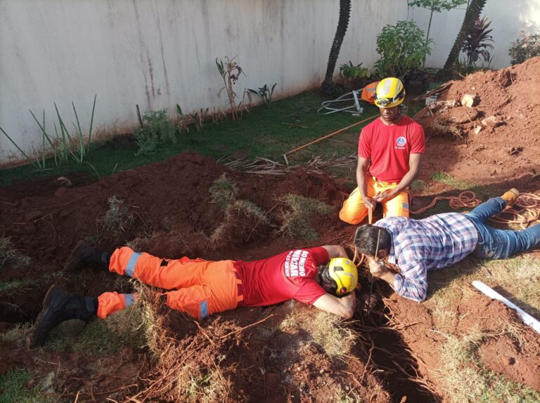 CBMMG resgata cachorro em Ituiutaba que caiu em buraco profundo