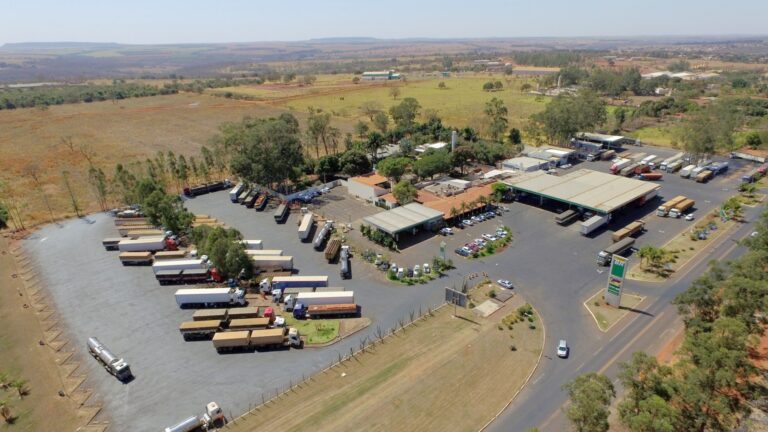Assaltantes roubam carga de cosméticos de caminhão estacionado em posto em Ituiutaba