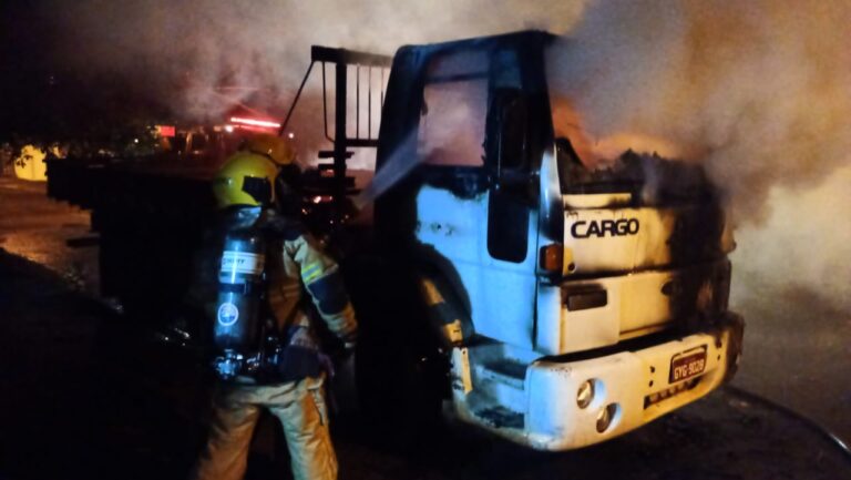 Caminhão pega fogo no Bairro Jardim do Rosário, em Ituiutaba