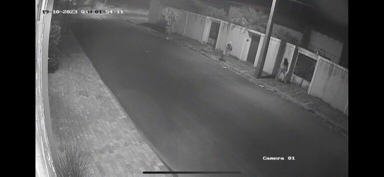 Assaltantes armados invadem casa no Bairro Independência, rendem família e roubam joias e carro