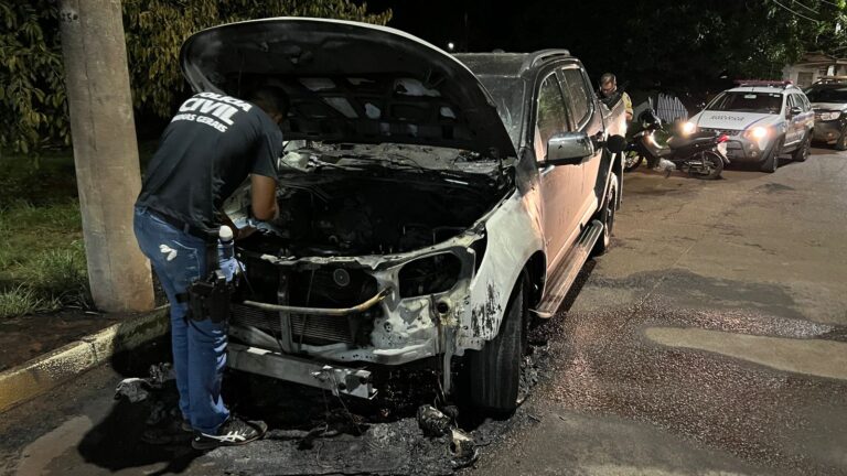 Incêndio criminoso de veículo destrói caminhonete no Bairro Setor Norte, em Ituiutaba
