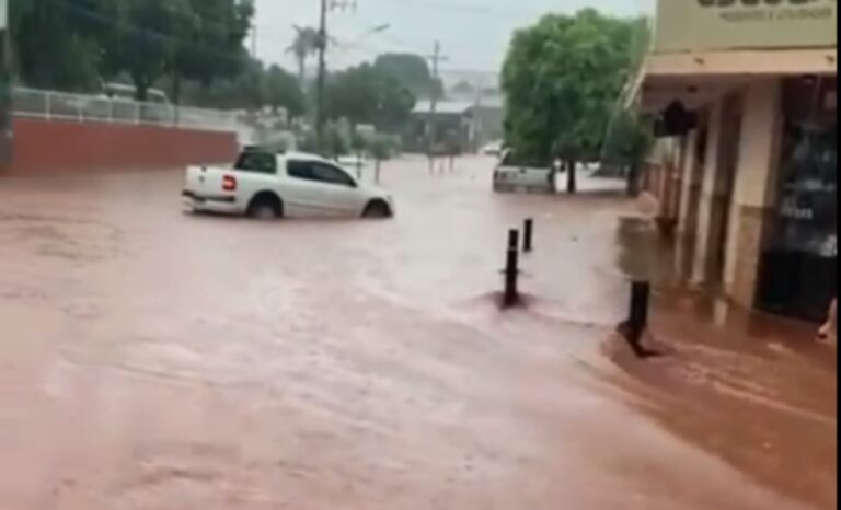 VÍDEO: Temporal atinge Capinópolis causando danos e pânico na população  