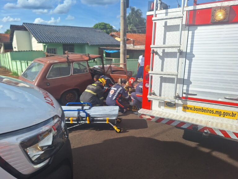 Idoso bate carro contra poste de iluminação pública no Bairro Alvorada, em Ituiutaba