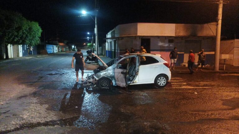 CBMMG apaga fogo em carro no Bairro Junqueira, em Ituiutaba
