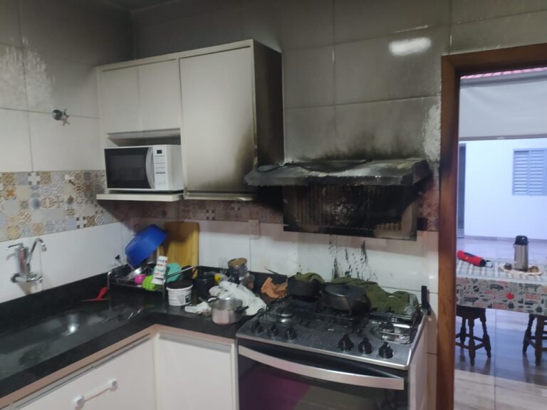Panela de óleo esquecida no fogo do fogão provoca incêndio assustando moradora do Bairro Ipiranga, em Ituiutaba