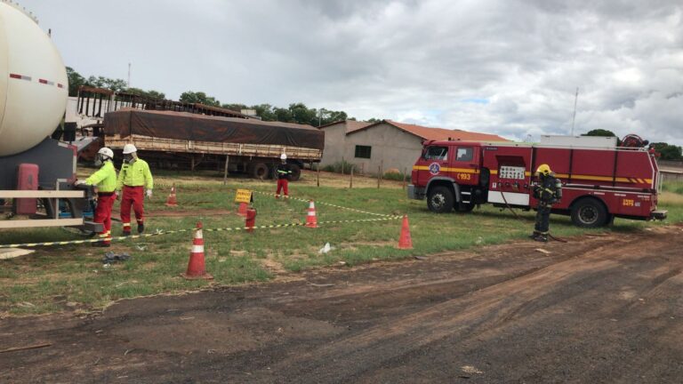  CBMMG garante a segurança durante transbordo de gás GLP, em Canápolis (MG)