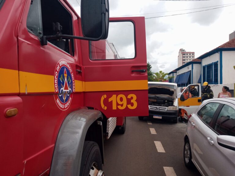 Van escolar com 08 crianças dentro pega fogo no Centro de Ituiutaba