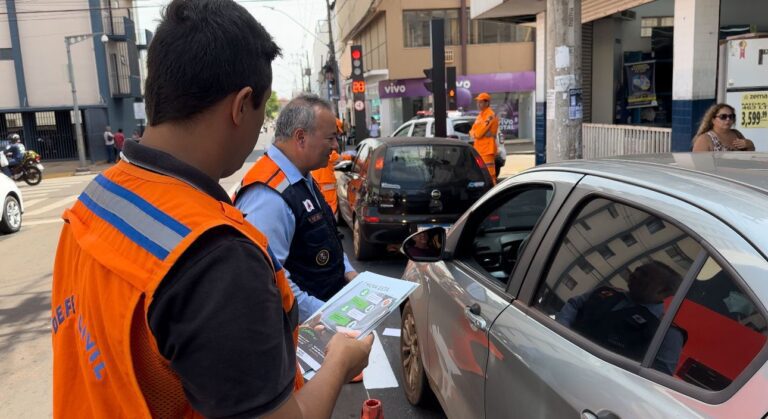 Blitz educativa no Centro de Ituiutaba conscientiza sobre alertas de tempestades e temporais