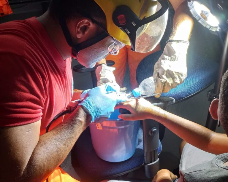 CBMMG retira anel que estava estrangulando dedo de criança, em Ituiutaba