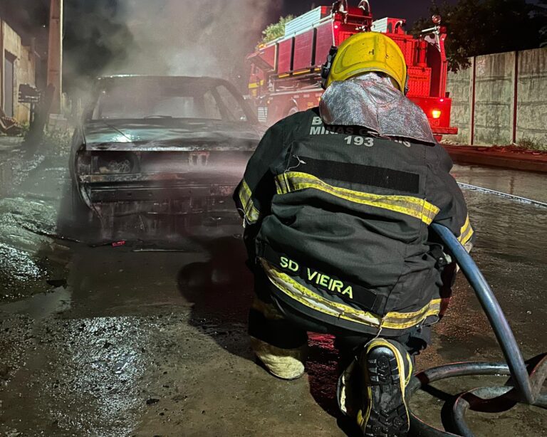 Carro pega fogo e fica totalmente destruído no Bairro Nova Ituiutaba 3