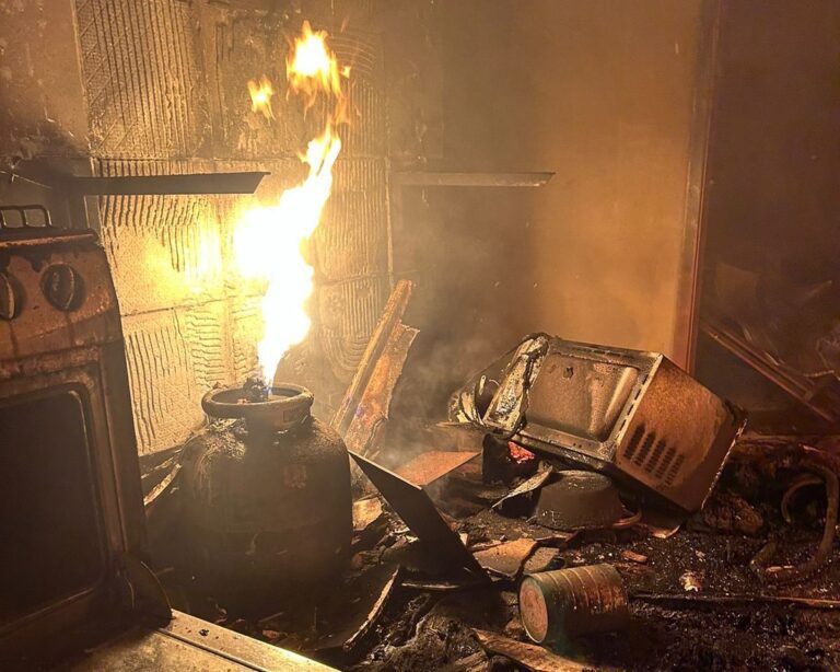 Botijão de gás pega fogo e incendeia casa no Bairro Nova Ituiutaba III
