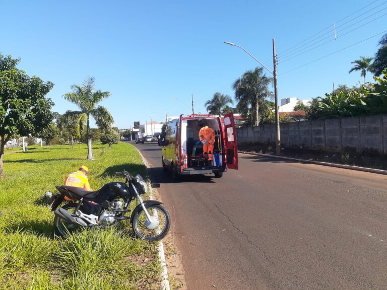 Mulher cai de moto e precisa ser socorrida pelo CBMMG na Marginal, em Ituiutaba