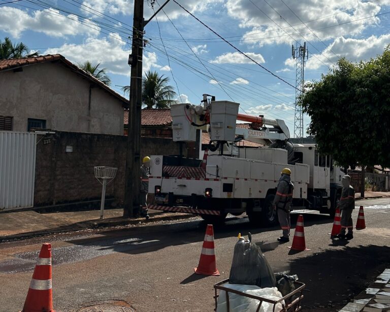 Terceirizada da Cemig causa transtornos aos moradores do bairro Alvorada com interrupção do fornecimento de energia