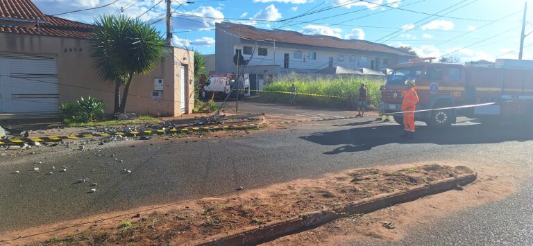 Colisão entre veículos em Ituiutaba deixa idoso ferido e destrói poste de iluminação pública