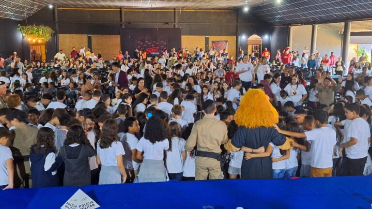 PM de Ituiutaba realiza formatura de 350 crianças do projeto PROERD