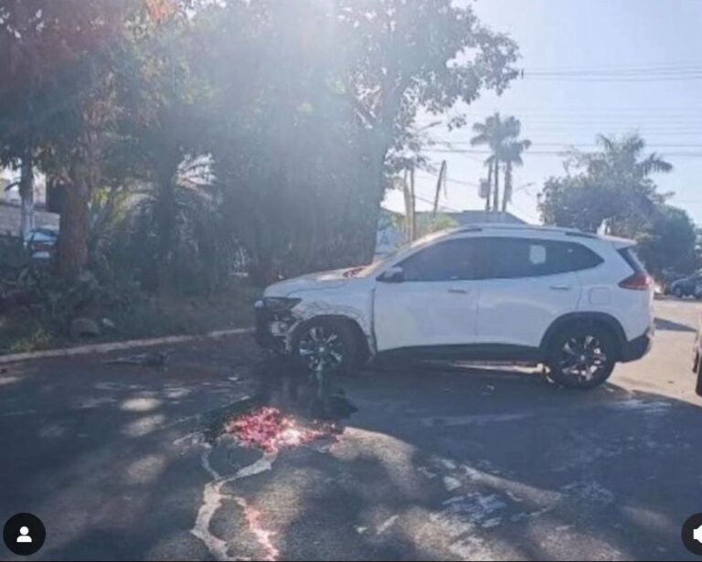 Mulher pega contramão no Centro de Ituiutaba e bate carro próximo ao HSJ