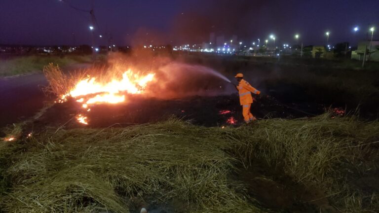 CBMMG combate múltiplos incêndios em Ituiutaba no Final de Semana