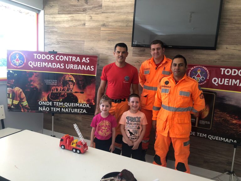 Menino de 6 anos comemora aniversário no Corpo de Bombeiros de Ituiutaba