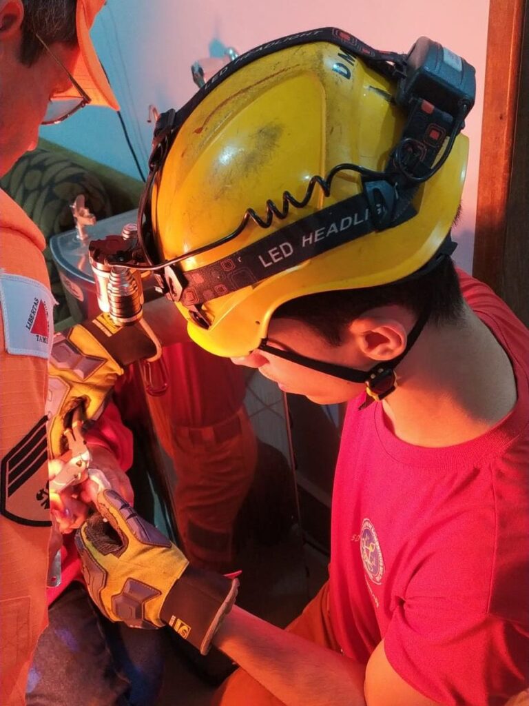 Bombeiros de Ituiutaba remove anel que estava estrangulando dedo de idosa