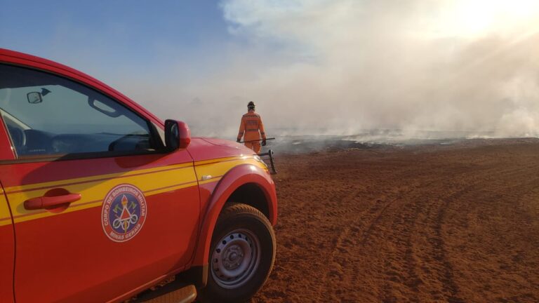 CBMMG de Ituiutaba combate incêndio em canavial nas proximidades do aeroporto da cidade