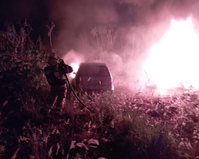 Três carros pegam fogo em terreno localizado no Bairro Platina, em Ituiutaba
